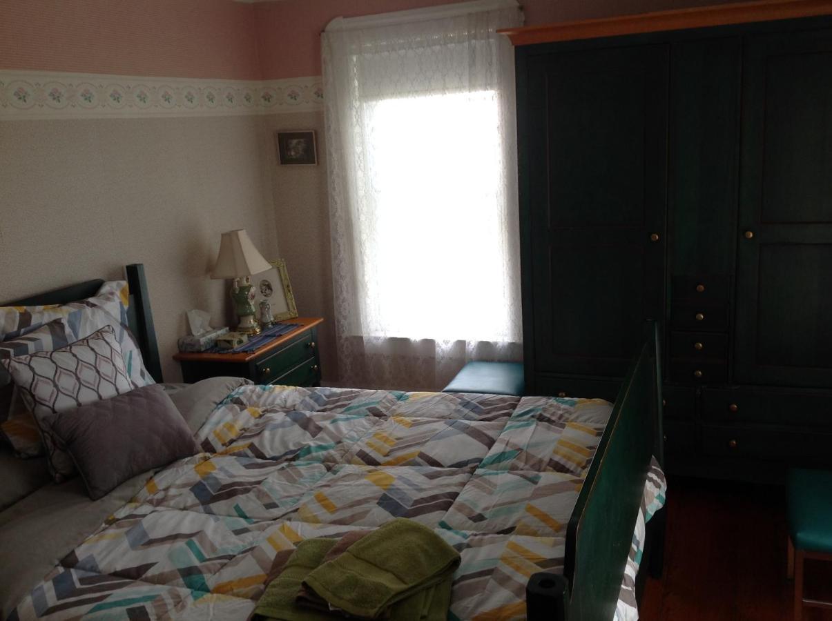 The Yellow House Bed & Breakfast Stanstead Plain Exterior photo